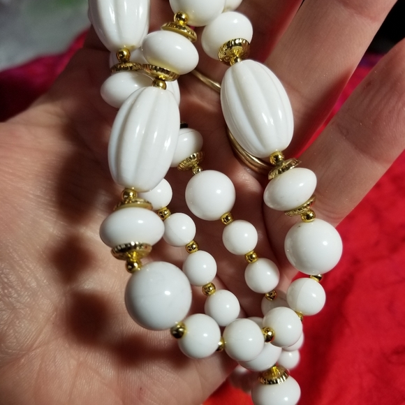 Long vintage necklace white beads gold tone molded ridged - Picture 9 of 14